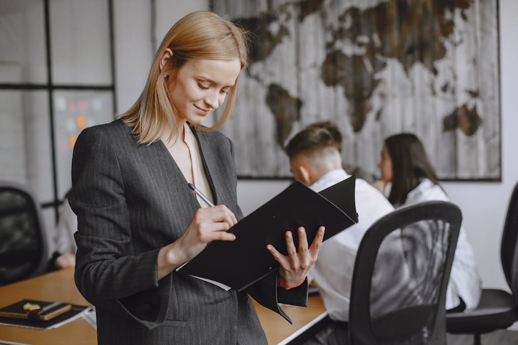 Eine HR Managerin macht sich Notizen
