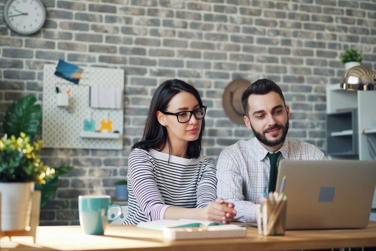 Zwei Mitarbeiter arbeiten zusammen