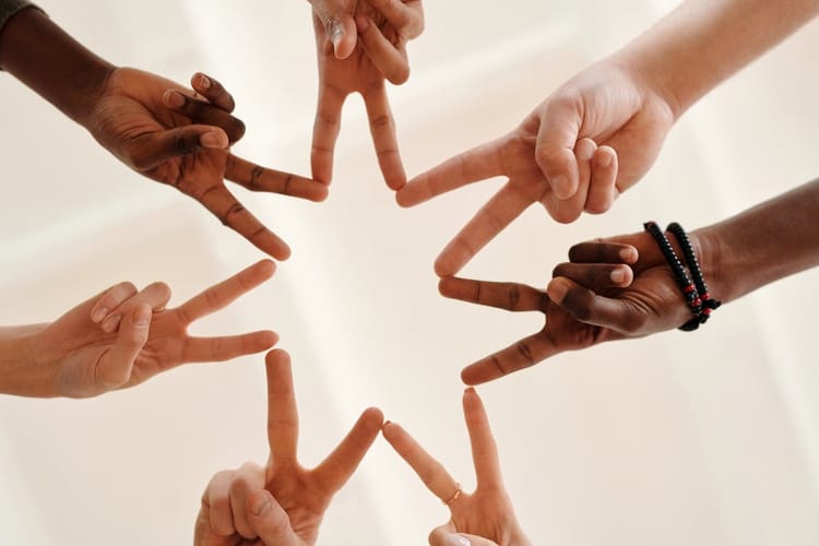 Viele Finger formen einen Stern