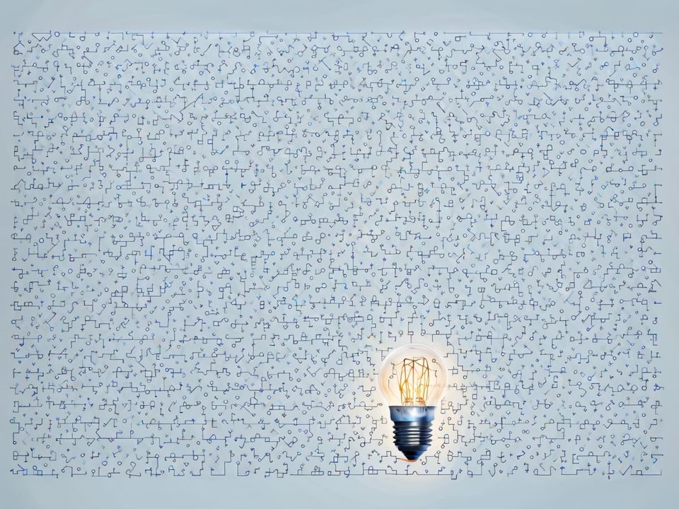 Eine Glühbirne leuchtet vor einer Zeichnung
